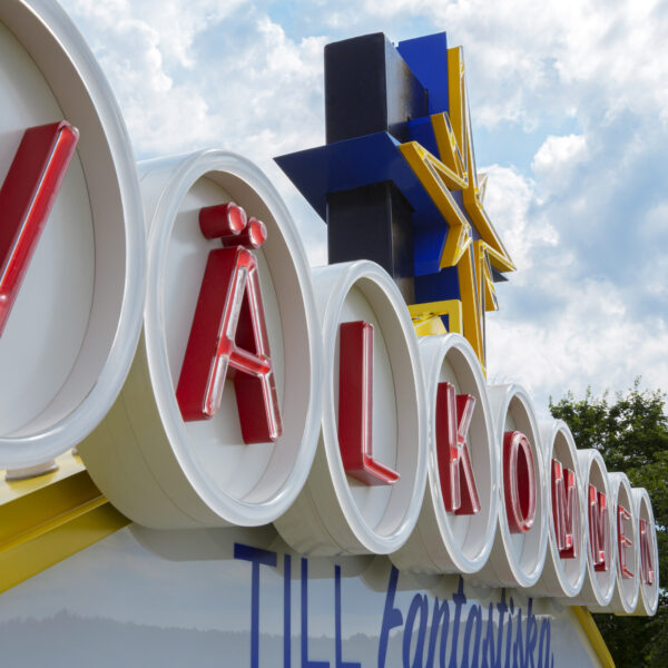 Pylonskylt i Las Vegas-stil – LED-belyst ljuslåda med neonprofilbokstäver, glödlampor och tryckt front i akryl - Bild 3