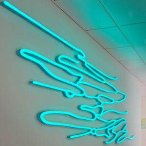 LED-Neoninstallation med rundfräst akryl, appstyrd belysning och formar i olika färger och stilar