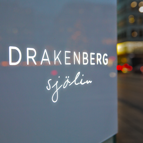 Fasadskylt som ljuslåda i akryl med inifrån LED, dekaperad logotyp och transparent front i helvitt utförande - Bild 5