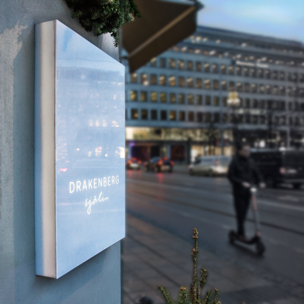 Fasadskylt som ljuslåda i akryl med inifrån LED, dekaperad logotyp och transparent front i helvitt utförande - Bild 3