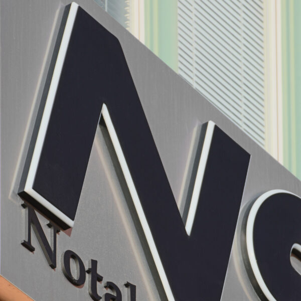 NSI fasadskylt – ljuslåda i borstad rostfri plåt med logotype i svart och vit akryl, text i homogen svart akryl, profil 10 - Bild 4