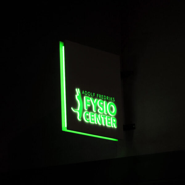 Flaggskylt i vit lackerad aluminium med grön LED-belyst midja och upphöjda sido-LED-belysta logotyp och text i opalvit akryl med grön translucent dekor
