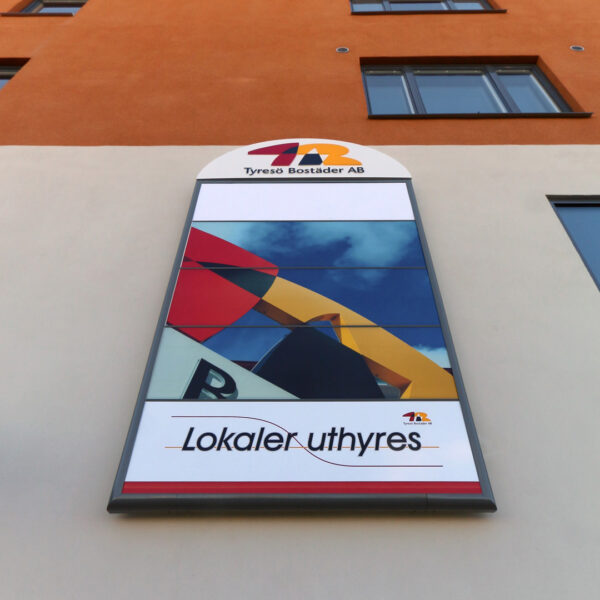 Fasadskylt med svart ram, digitaltryckt LED-belyst front och bakbelysning – upphöjd logotyp i sido-LED-belyst opalvit akryl med tryckt dekor - Bild 11