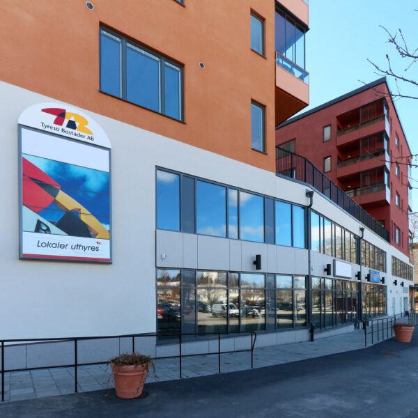 Fasadskylt med svart ram, digitaltryckt LED-belyst front och bakbelysning – upphöjd logotyp i sido-LED-belyst opalvit akryl med tryckt dekor - Bild 7