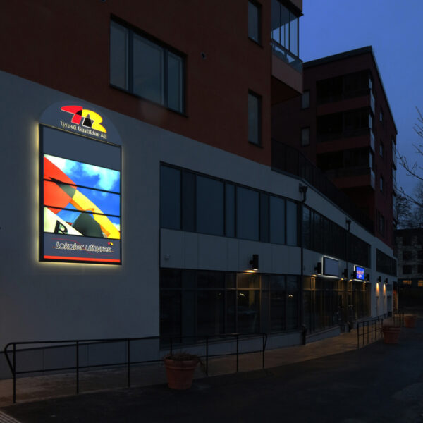 Fasadskylt med svart ram, digitaltryckt LED-belyst front och bakbelysning – upphöjd logotyp i sido-LED-belyst opalvit akryl med tryckt dekor - Bild 6