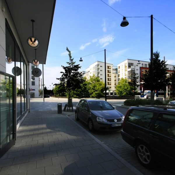 Flaggskylt Hammarby Sjöstad Kött & Deli – rund ljuslåda i rostfritt med akryltext - Bild 14