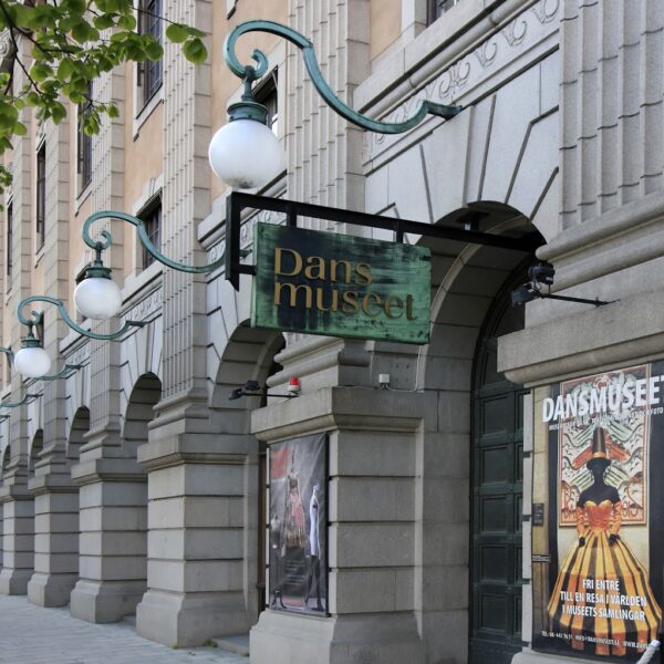 Dansmuseet Smidesskylt i Ärjad Koppar med Upphöjd Mässingslogotyp - Bild 4