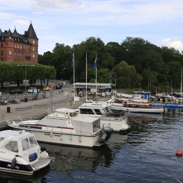 Mahogny båtskylt med graverad vit dekor – Yacht träskylt - Bild 3