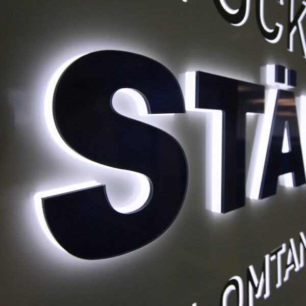 Receptionsskylt med LED-sidobelyst upphöjd logotyp och tryckt dekor - Bild 4