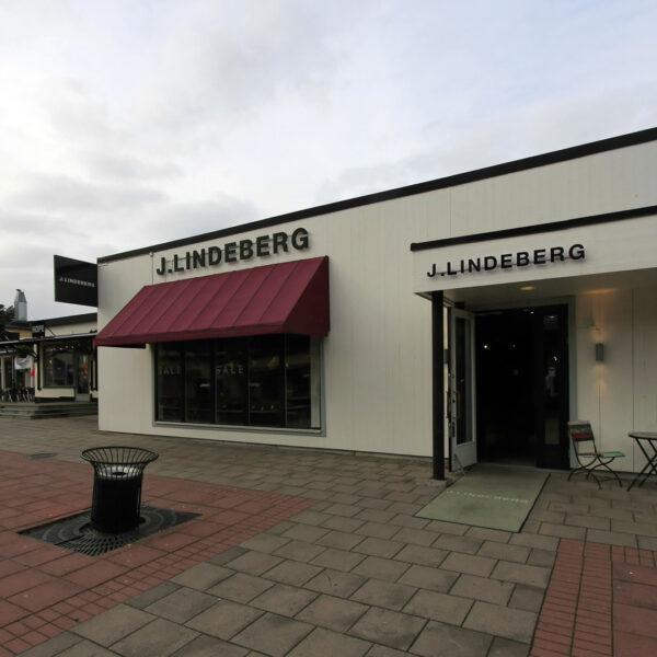 Fasadskylt i svarta lackerade LED-bakbelysta profilbokstäver monterade i distans - Bild 6