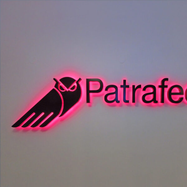Receptionsskylt med LED-bakbelysning – Profil 3 med Coronaeffekt