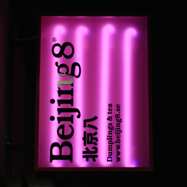 Flaggskylt ljuslåda med rosa akrylfronter och neonbelysning - Bild 4