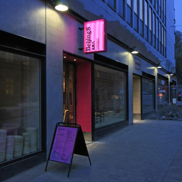 Flaggskylt ljuslåda med rosa akrylfronter och neonbelysning