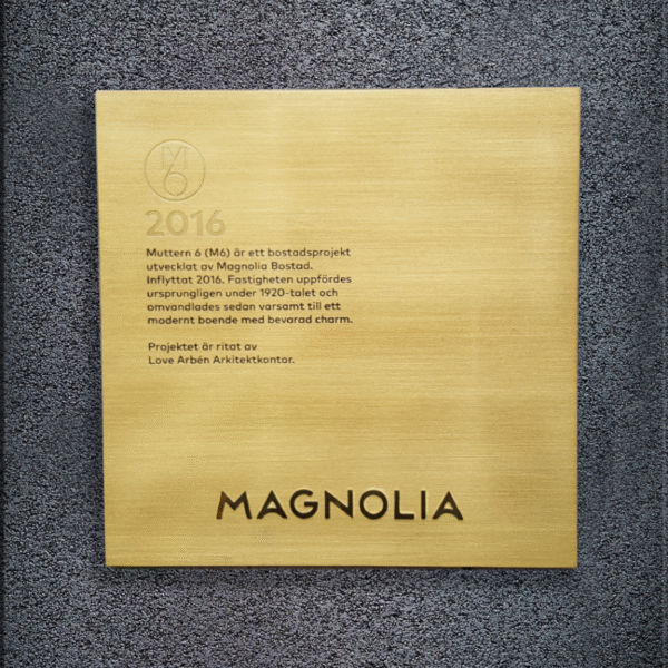 Magnolia Bostad fastighetsskyltar – guldtitanlegerat rostfritt med etsade texter