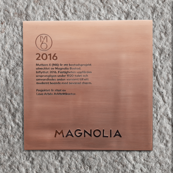 Magnolia Bostad fastighetsskyltar – koppartitanlegerat rostfritt med etsade texter