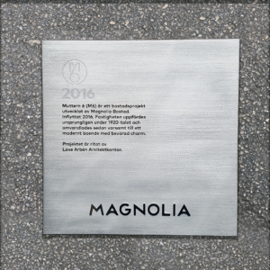 Magnolia Bostad fastighetsskyltar – borstat rostfritt med etsade texter