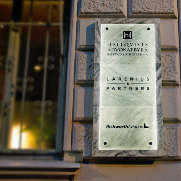 Konstnärlig fastighetsskylt med marmorerad LED-belyst ram och distansmonterat glas med vinyldekor för fastighetsregister