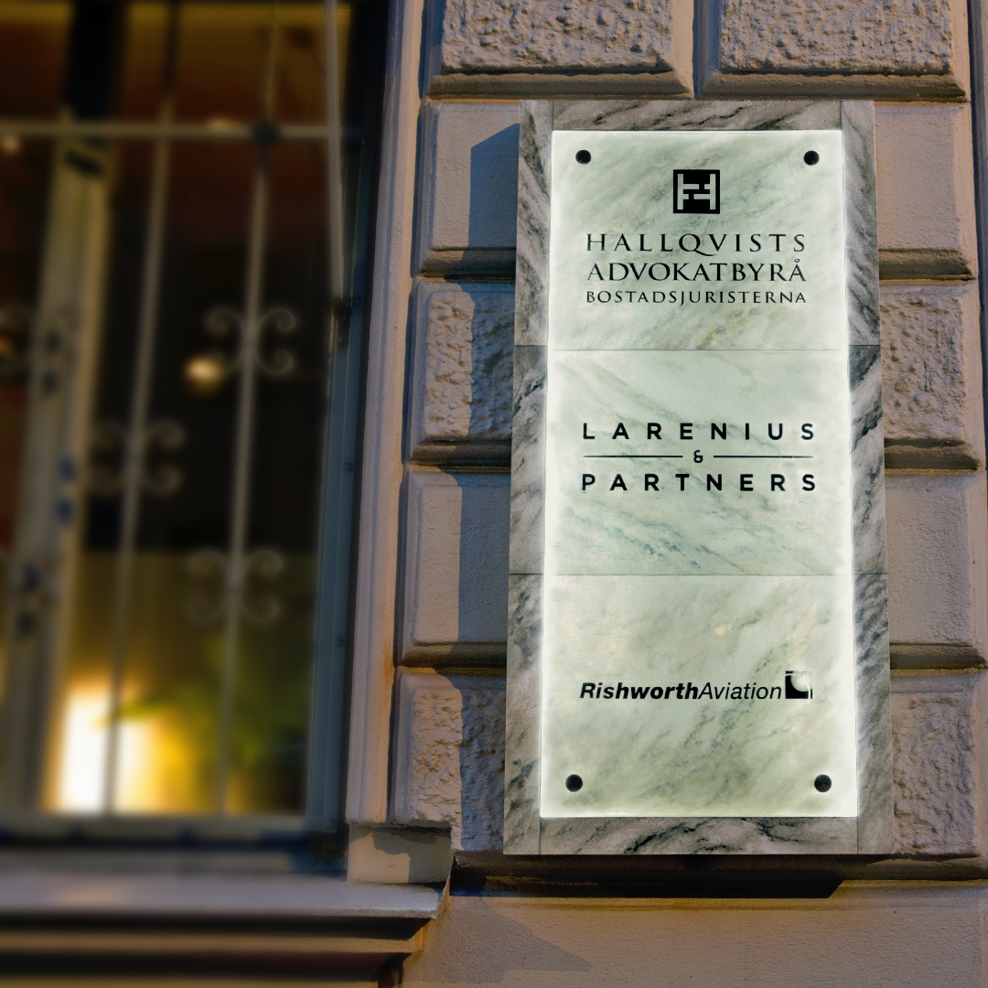 Konstnärlig fastighetsskylt med marmorerad LED-belyst ram och distansmonterat glas med vinyldekor för fastighetsregister
