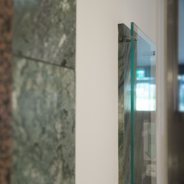 Fastighetsskylt för fastighetsregister med glas och vinyldekor – distansmonterad på marmorerad bottenplatta för exklusivt väggmontage - Bild 4