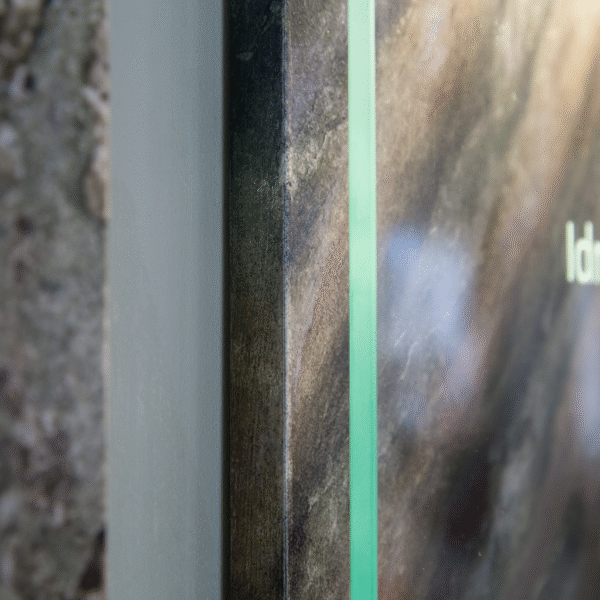 Fastighetsskylt för fastighetsregister med glas och vinyldekor – distansmonterad på marmorerad bottenplatta för exklusivt väggmontage - Bild 2