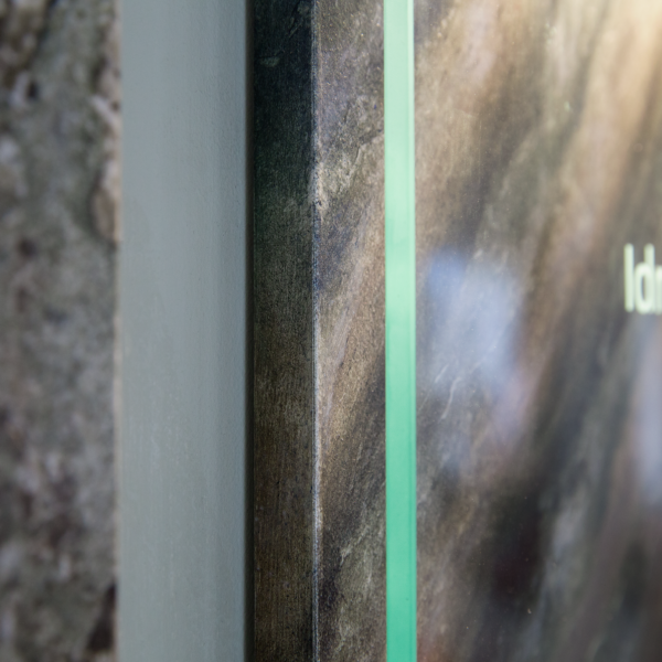 Fastighetsskylt för fastighetsregister med glas och vinyldekor – distansmonterad på marmorerad bottenplatta för exklusivt väggmontage - Bild 3