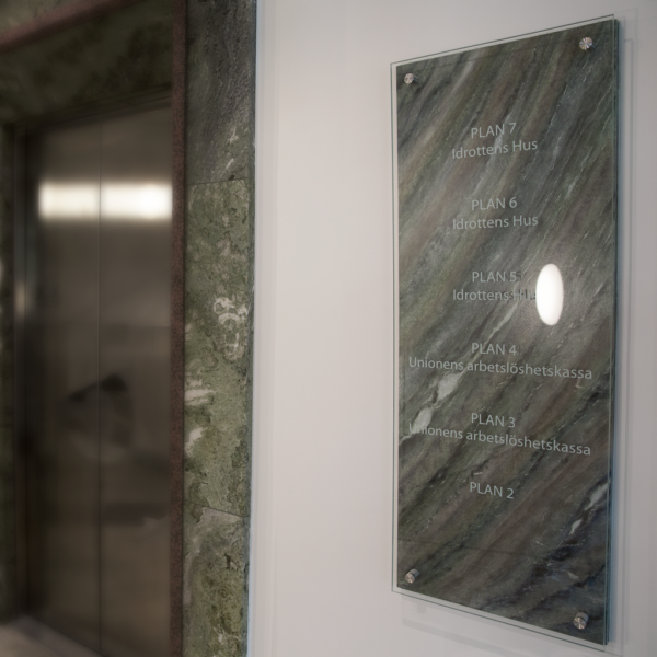 Fastighetsskylt för fastighetsregister med glas och vinyldekor – distansmonterad på marmorerad bottenplatta för exklusivt väggmontage