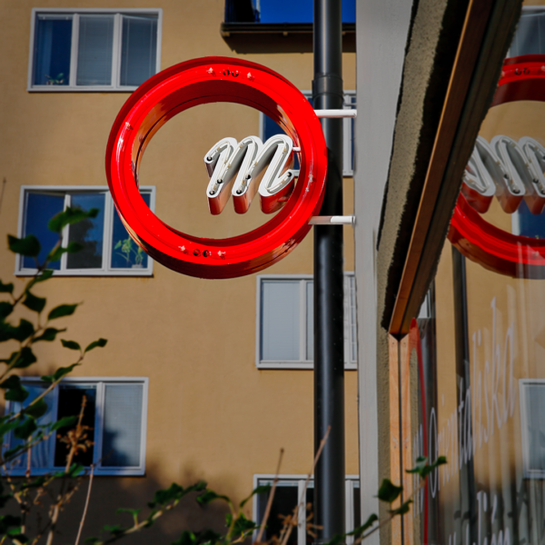Flaggskylt i rund form med genombruten glasneonlogotyp och upphöjd kant med integrerad glasneonbelysning - Bild 5