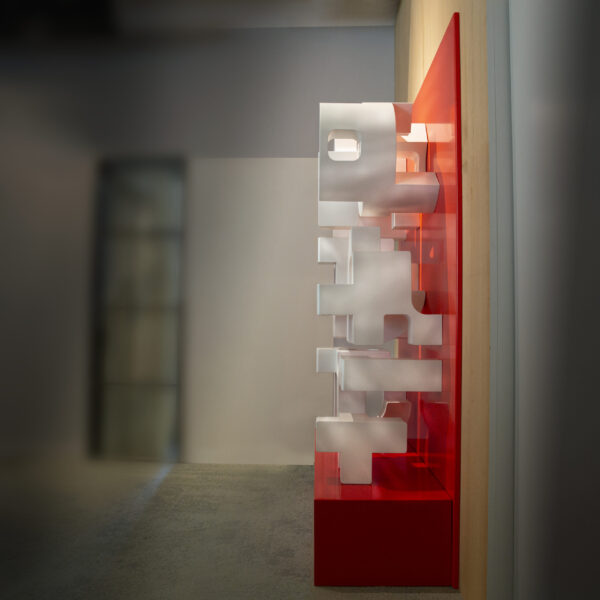 Mojang Microsoft Receptionsskylt med 3D-bokstäver i vitlackad aluminium på röd podie - Bild 3