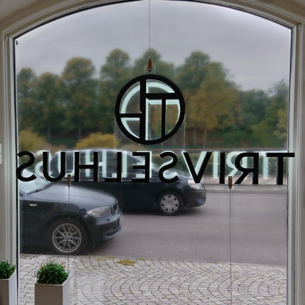 Fönsterskylt med framifrån LED belysta profilbokstäver i opalvit akryl monterade på transparent skiva med vajerupphängning - Bild 3