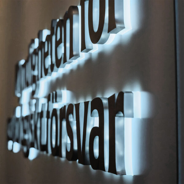 Receptionsskylt med vitlackerad fyrkantsvikt rostfri låda, LED-bakbelysning och distansmonterade borstade rostfria profilbokstäver för dubbel halo-effekt - Bild 4