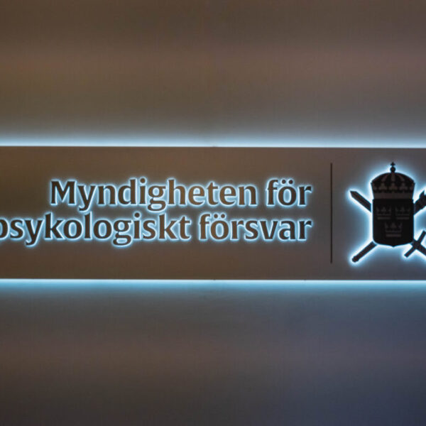 Receptionsskylt med vitlackerad fyrkantsvikt rostfri låda, LED-bakbelysning och distansmonterade borstade rostfria profilbokstäver för dubbel halo-effekt