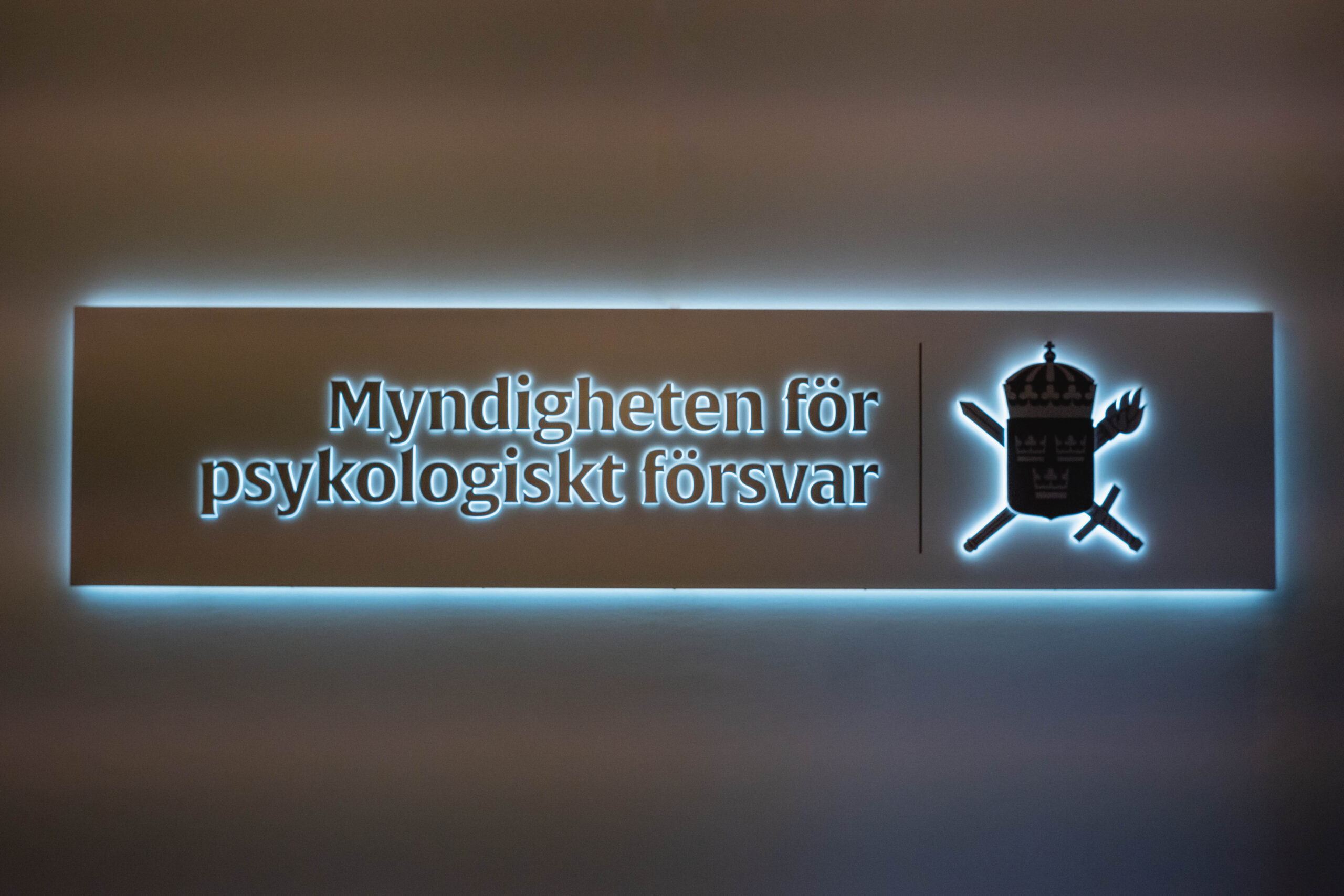 Receptionsskylt med vitlackerad fyrkantsvikt rostfri låda, LED-bakbelysning och distansmonterade borstade rostfria profilbokstäver för dubbel halo-effekt
