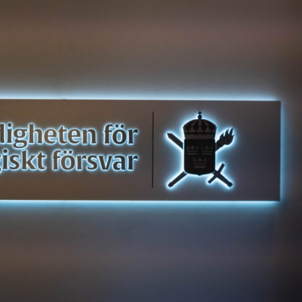Receptionsskylt med vitlackerad fyrkantsvikt rostfri låda, LED-bakbelysning och distansmonterade borstade rostfria profilbokstäver för dubbel halo-effekt
