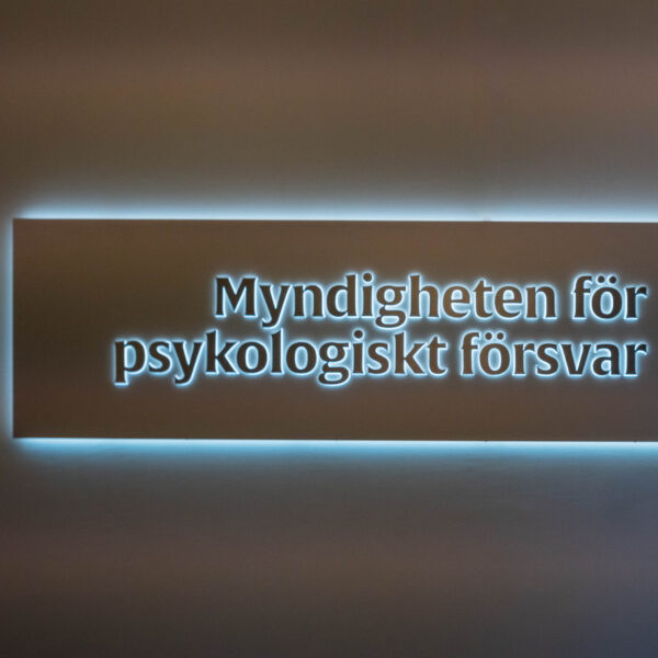 Receptionsskylt med vitlackerad fyrkantsvikt rostfri låda, LED-bakbelysning och distansmonterade borstade rostfria profilbokstäver för dubbel halo-effekt - Bild 6