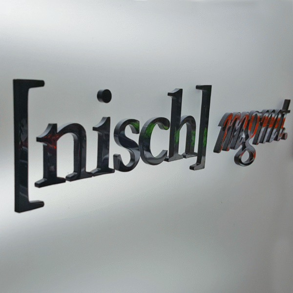 Flaggskylt i svartlackad aluminium med neonbelyst glas, frostad front och logotyp i profilbokstäver av svart akryl - Bild 2