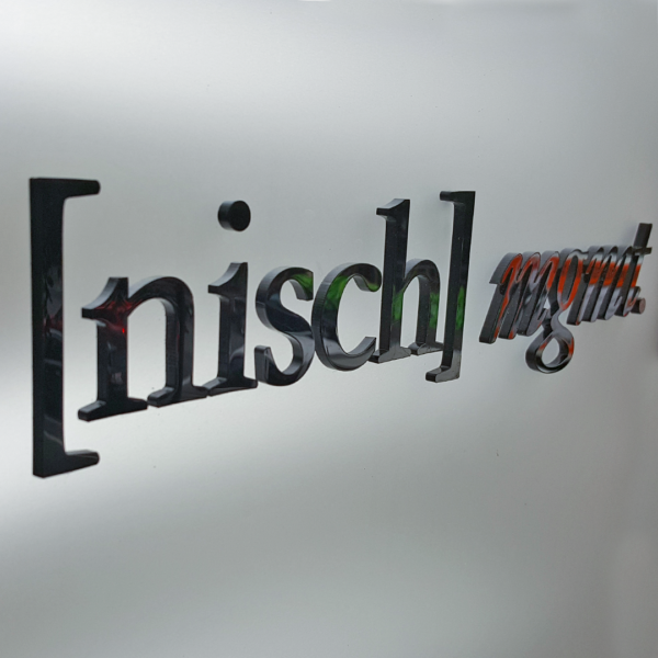 Flaggskylt i svartlackad aluminium med neonbelyst glas, frostad front och logotyp i profilbokstäver av svart akryl - Bild 3