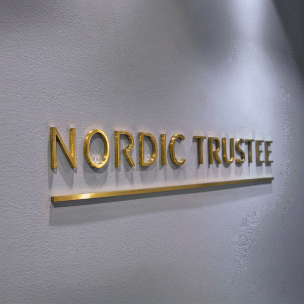 Receptionsskylt i profilbokstäver av guldtitanlegerat rostfritt stål med borstad front