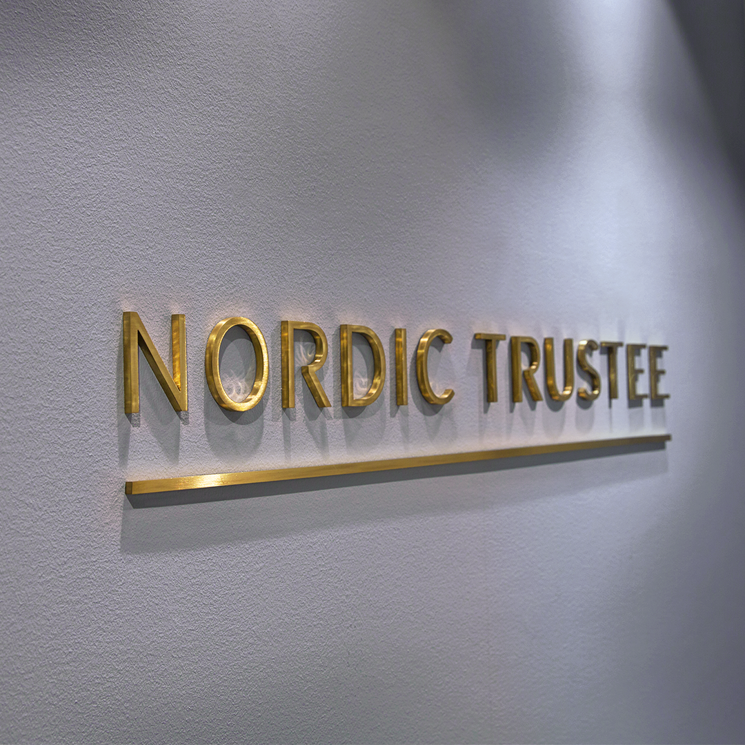 Receptionsskylt i profilbokstäver av guldtitanlegerat rostfritt stål med borstad front