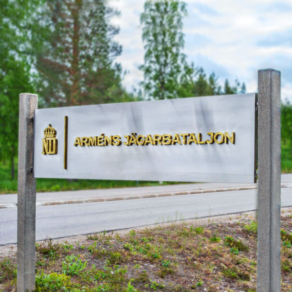 Pylonskylt i borstad rostfritt med guldtitanlegerade profilbokstäver