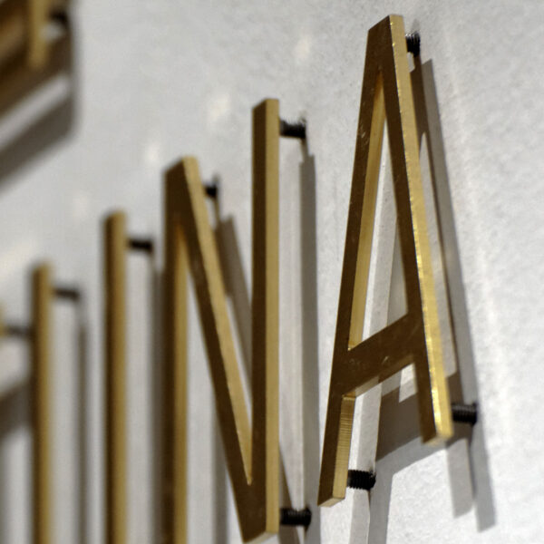 Receptionsskylt i individuella profilbokstäver i mässing på distans - Bild 3