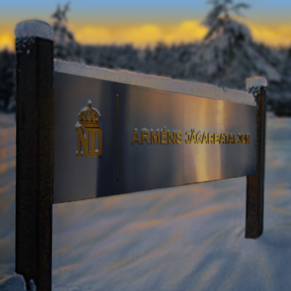 Pylonskylt i borstad rostfritt med guldtitanlegerade profilbokstäver - Bild 2