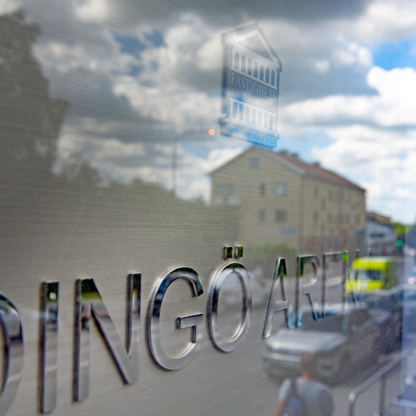 Pylonskylt i rostfritt stål med LED-belyst fastighetsregister i glas och numrering - Bild 6