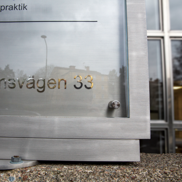 Pylonskylt i rostfritt stål med LED-belyst fastighetsregister i glas och numrering - Bild 3