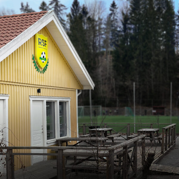 Fasadskylt – Konvex konturformad akryl ljuslåda med upphöjd taktil logotyp - Bild 5