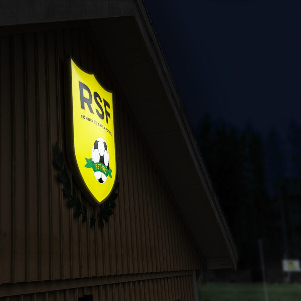 Fasadskylt – Konvex konturformad akryl ljuslåda med upphöjd taktil logotyp - Bild 3