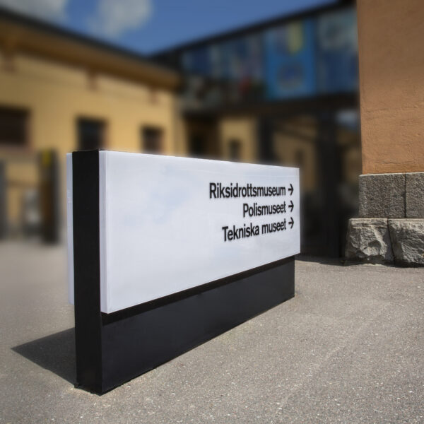 Pylonskylt i opalvit polykarbonat med LED-belysning och profilbokstäver i svart akryl - Bild 5