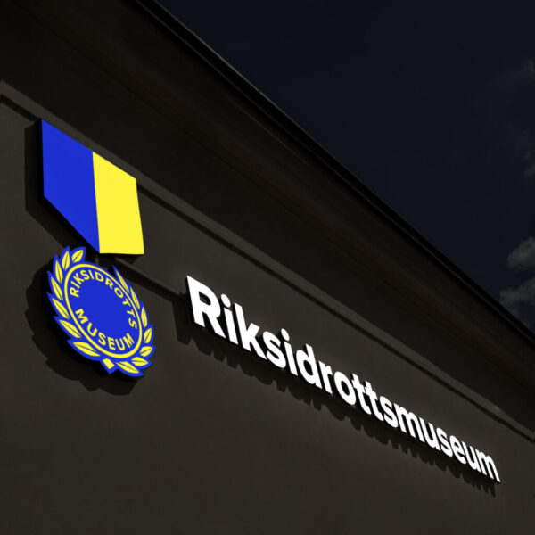 LED-belyst fasadskylt i lackerad aluminium med epoxi-domad front