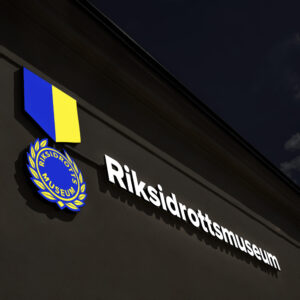 Riksidrottsmuseet fasadskylt i homogen akryl med LED och epoxidomning