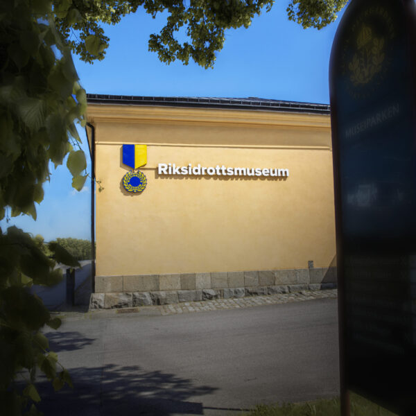 Riksidrottsmuseet fasadskylt i homogen akryl med LED och epoxidomning - Bild 3