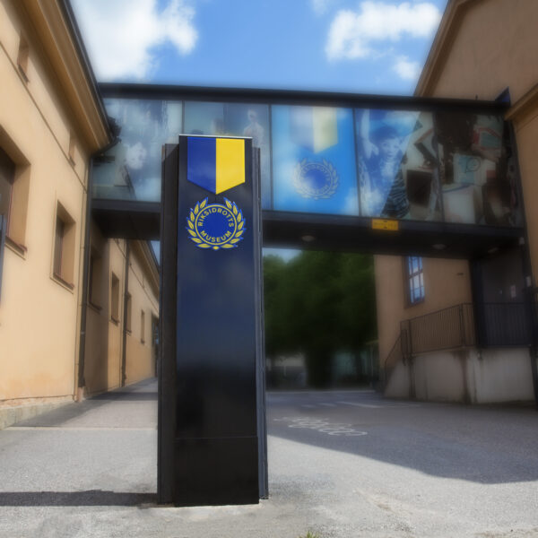 Pylonskylt i lackerad aluminium med LED-frontbelyst logotyp och epoxi-domad finish - Bild 5